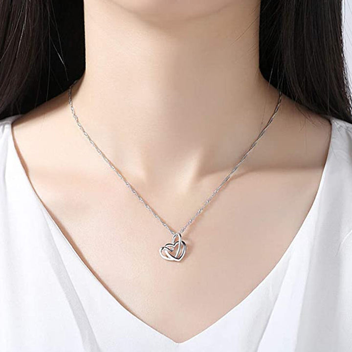 "Kvinnors frostade dubbelhjärtat silverhalsband med glansig finish, perfekt gåva för speciella tillfällen."