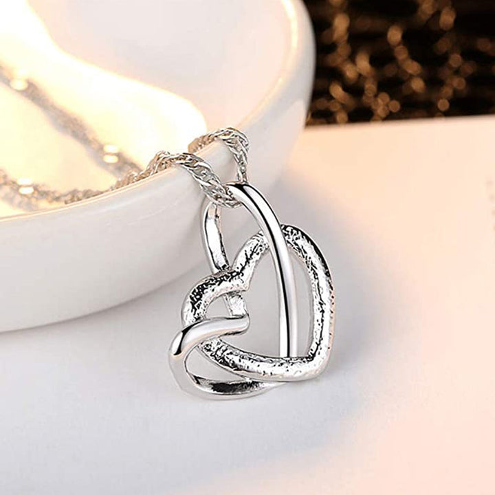 "Kvinnors frostade dubbelhjärtat silverhalsband med glansig finish, perfekt gåva för speciella tillfällen."