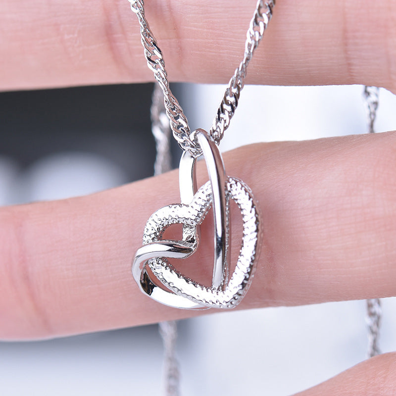 "Kvinnors frostade dubbelhjärtat silverhalsband med glansig finish, perfekt gåva för speciella tillfällen."
