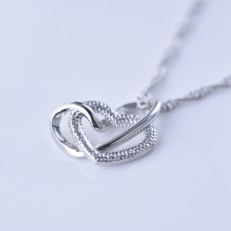 "Kvinnors frostade dubbelhjärtat silverhalsband med glansig finish, perfekt gåva för speciella tillfällen."