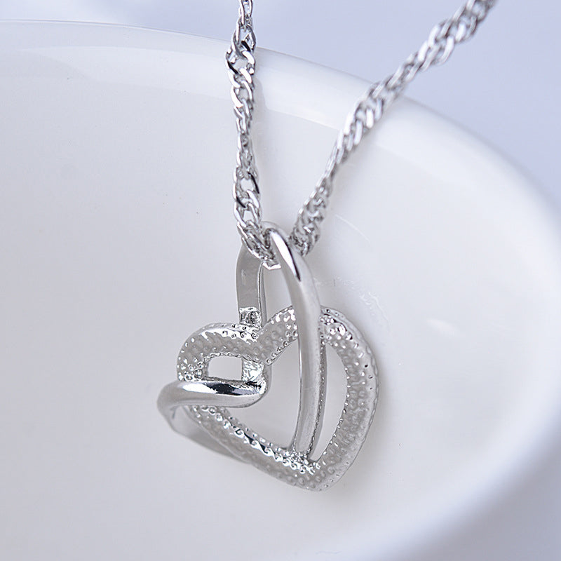 "Kvinnors frostade dubbelhjärtat silverhalsband med glansig finish, perfekt gåva för speciella tillfällen."