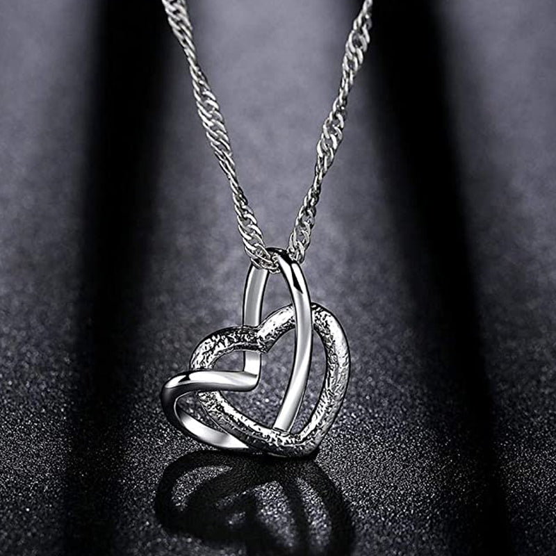 "Kvinnors frostade dubbelhjärtat silverhalsband med glansig finish, perfekt gåva för speciella tillfällen."