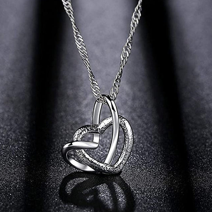 "Kvinnors frostade dubbelhjärtat silverhalsband med glansig finish, perfekt gåva för speciella tillfällen."