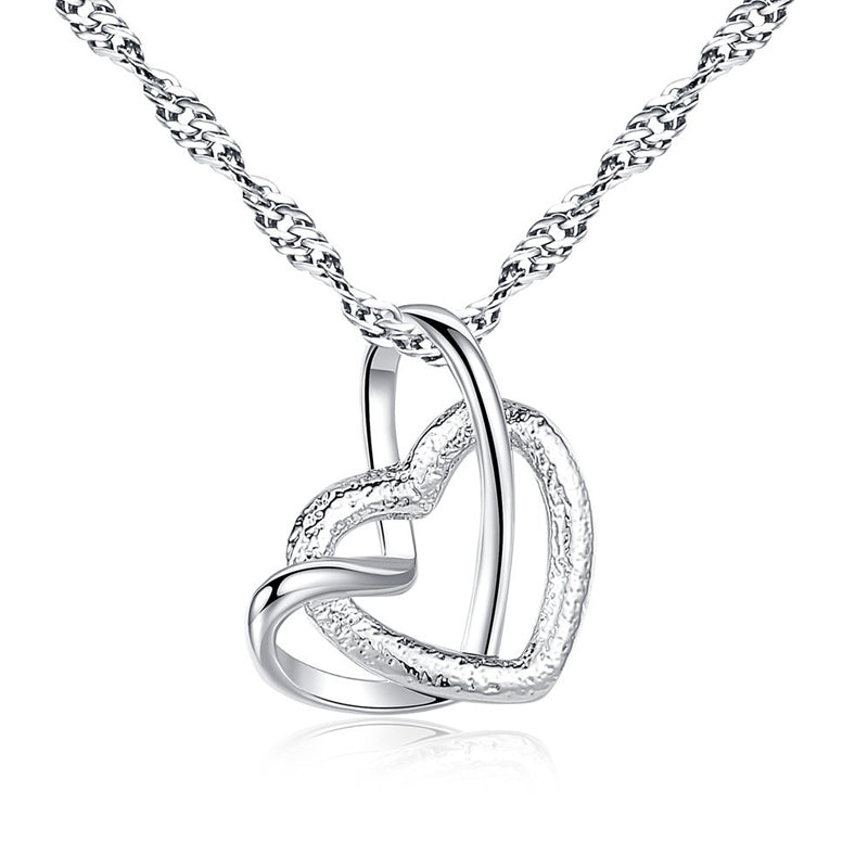 "Kvinnors frostade dubbelhjärtat silverhalsband med glansig finish, perfekt gåva för speciella tillfällen."