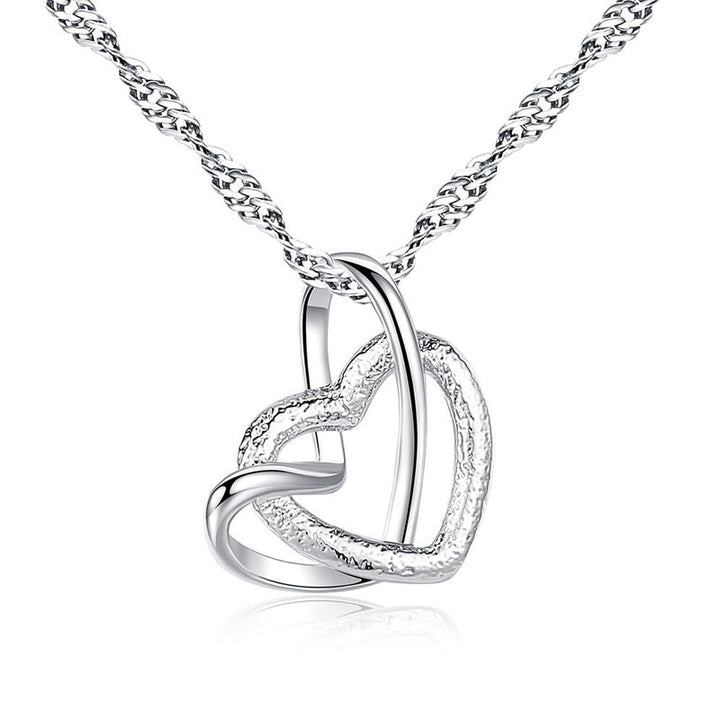 "Kvinnors frostade dubbelhjärtat silverhalsband med glansig finish, perfekt gåva för speciella tillfällen."