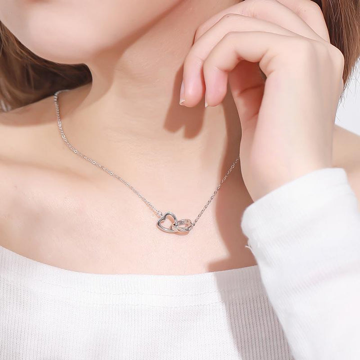 "Kvinnors halsband med rosguld/silver hjärthänge, zirconia-stenar, justerbar kedja; evig kärlek symboliserad."