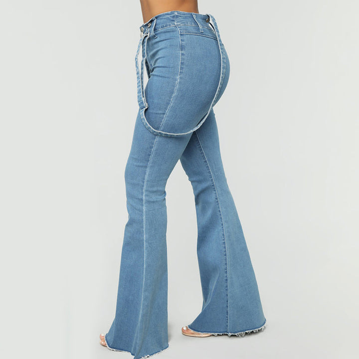 "Kvinnors hängselbyxor i utsvängd jeansstil, bomull, visar en stilfull och figurframhävande design för modern look."