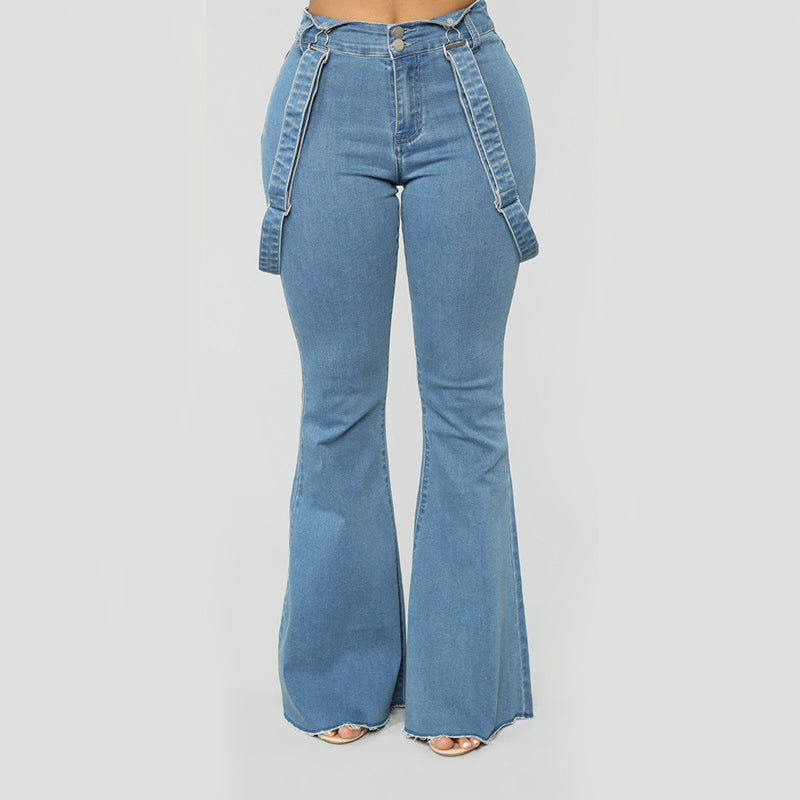 "Kvinnors hängselbyxor i utsvängd jeansstil, bomull, visar en stilfull och figurframhävande design för modern look."