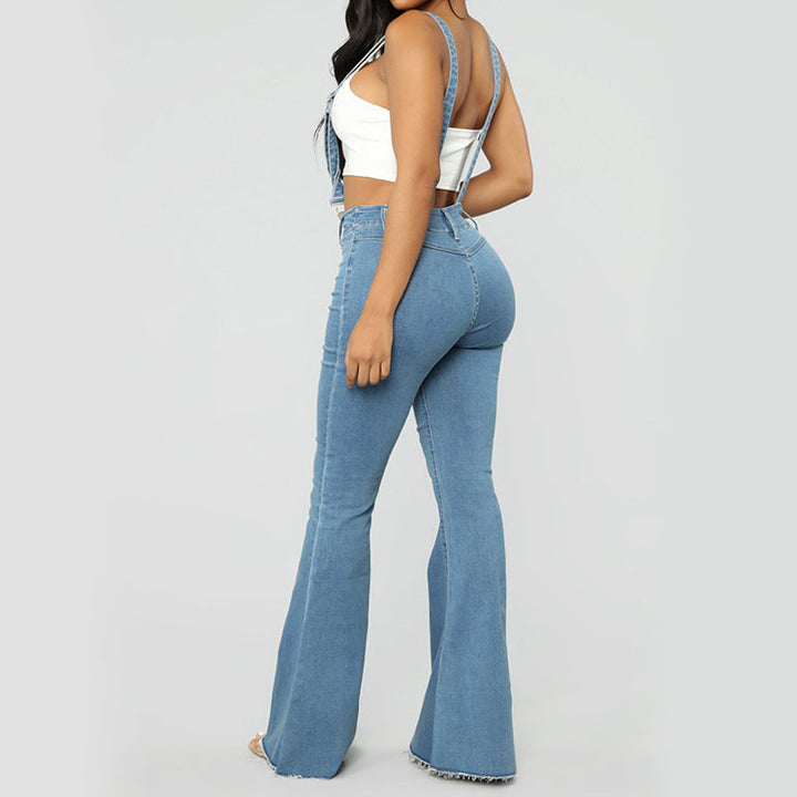 "Kvinnors hängselbyxor i utsvängd jeansstil, bomull, visar en stilfull och figurframhävande design för modern look."