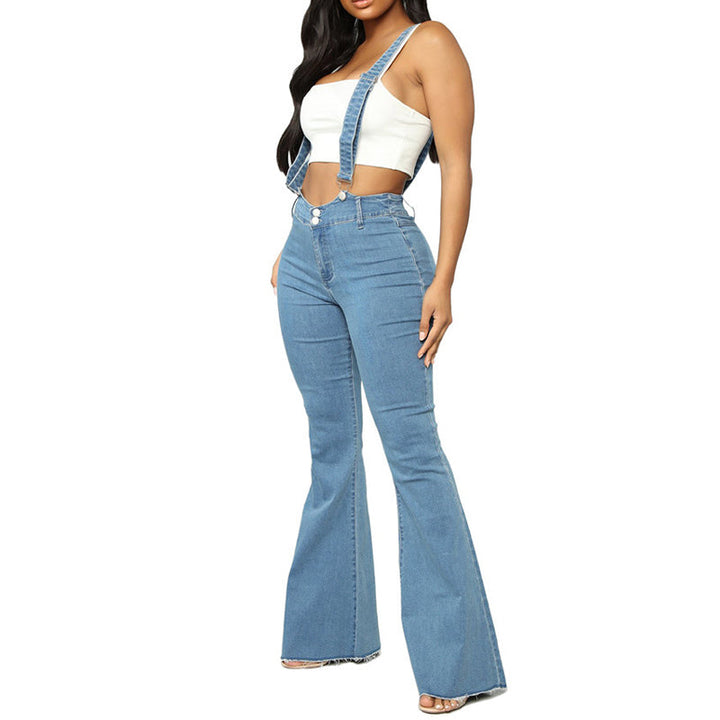 "Kvinnors hängselbyxor i utsvängd jeansstil, bomull, visar en stilfull och figurframhävande design för modern look."