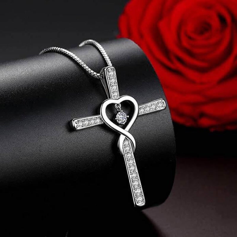 "Kvinnors hjärtkorshalsband i sterling silver med zirkonia, elegant design, smycke för stil och tro, 4,3x3 cm"