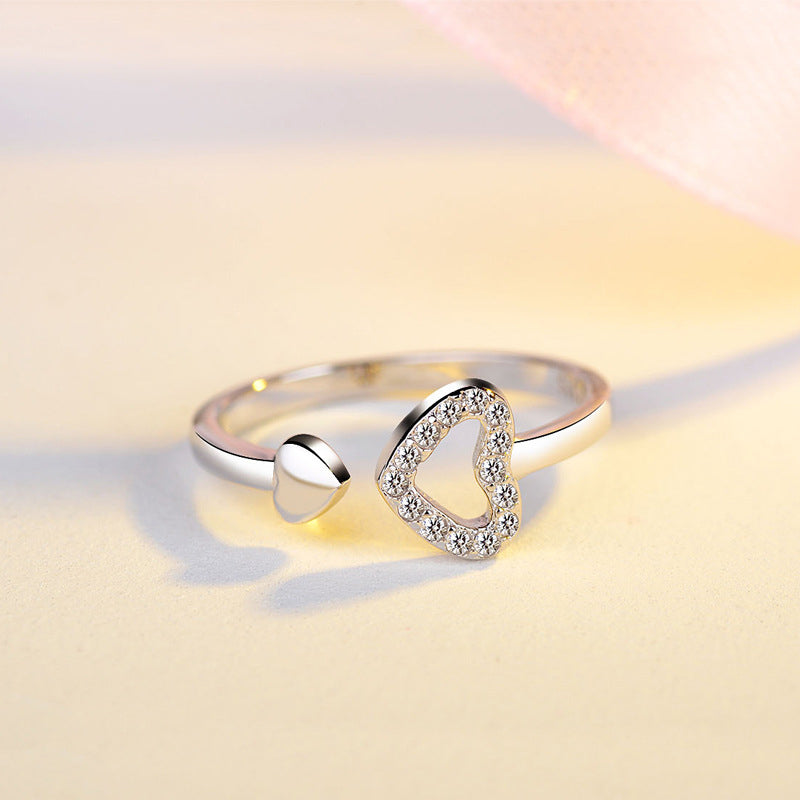Kvinnors justerbar sterling silverring med glansig zirconia, elegant och symbolisk design, perfekt för alla tillfällen.
