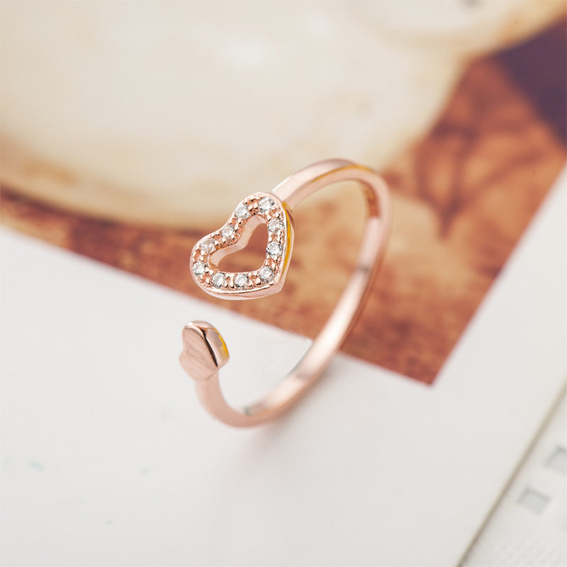 Kvinnors justerbar sterling silverring med glansig zirconia, elegant och symbolisk design, perfekt för alla tillfällen.