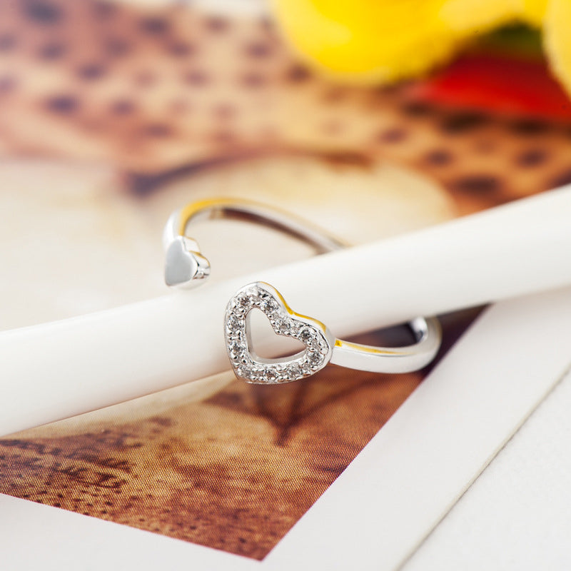 Kvinnors justerbar sterling silverring med glansig zirconia, elegant och symbolisk design, perfekt för alla tillfällen.