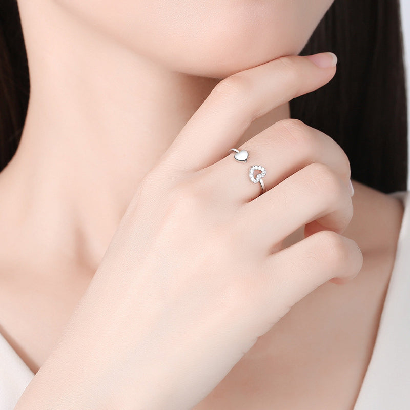 Kvinnors justerbar sterling silverring med glansig zirconia, elegant och symbolisk design, perfekt för alla tillfällen.