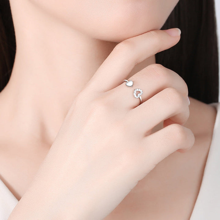 Kvinnors justerbar sterling silverring med glansig zirconia, elegant och symbolisk design, perfekt för alla tillfällen.