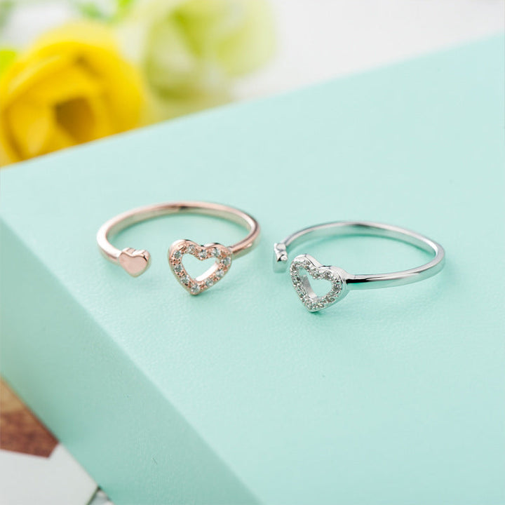 Kvinnors justerbar sterling silverring med glansig zirconia, elegant och symbolisk design, perfekt för alla tillfällen.