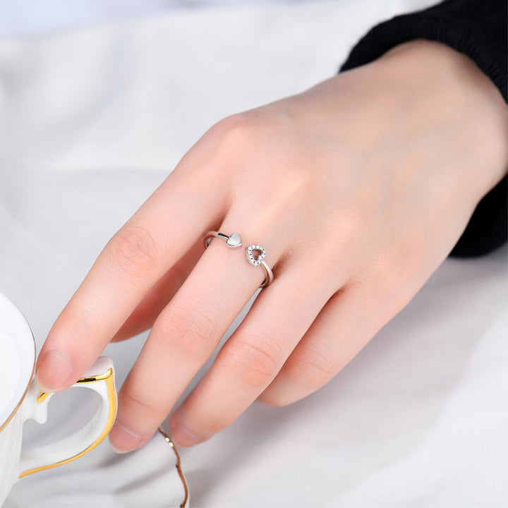 Kvinnors justerbar sterling silverring med glansig zirconia, elegant och symbolisk design, perfekt för alla tillfällen.