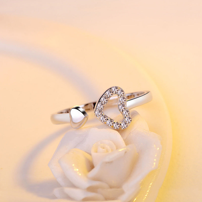 Kvinnors justerbar sterling silverring med glansig zirconia, elegant och symbolisk design, perfekt för alla tillfällen.