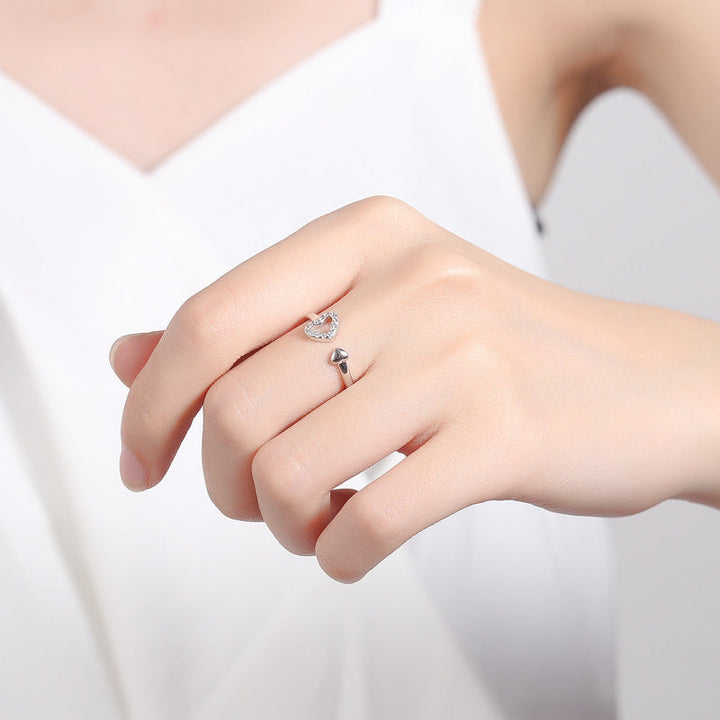 Kvinnors justerbar sterling silverring med glansig zirconia, elegant och symbolisk design, perfekt för alla tillfällen.