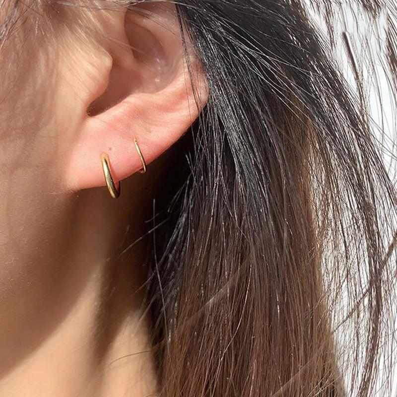 "Kvinnors kopparörhängen i spiralform med 14k guldplätering, elegant design för alla tillfällen."