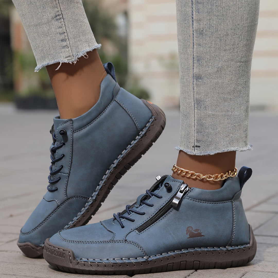 Kvinnors modesneakers i en modern design, kombinerar snörning och dragkedja för bästa känsla.