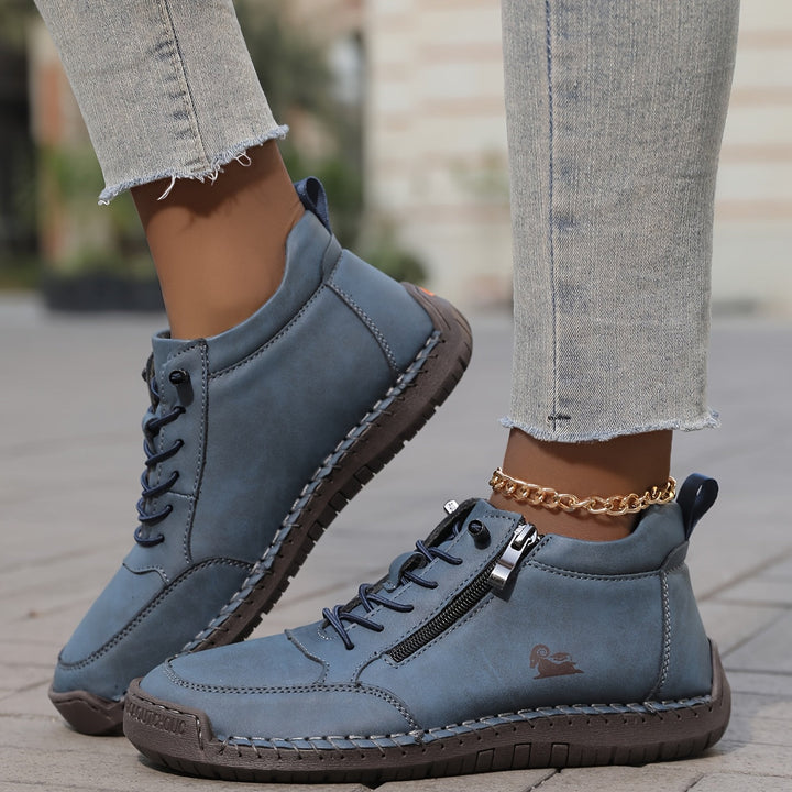 Kvinnors modesneakers i en modern design, kombinerar snörning och dragkedja för bästa känsla.