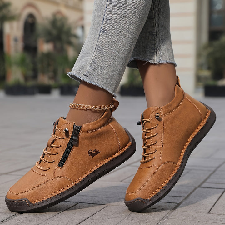 Par kvinnors lätta sneakers, beige, med både dragkedja och snörning för optimal komfort och stil.