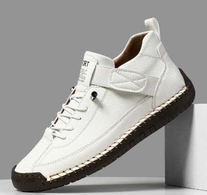 Detalj av mönstrad yttersula på kvinnors ergonomiska sneakers, bra grepp och komfort.