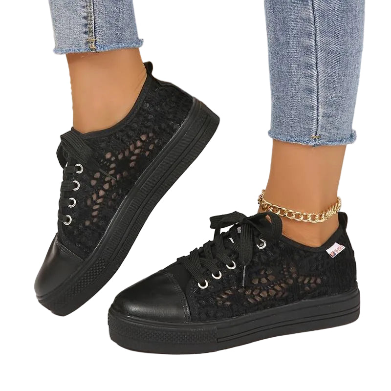 Kvinnors lätta sneakers med svarta spetsdetaljer, perfekta som sommarskor.