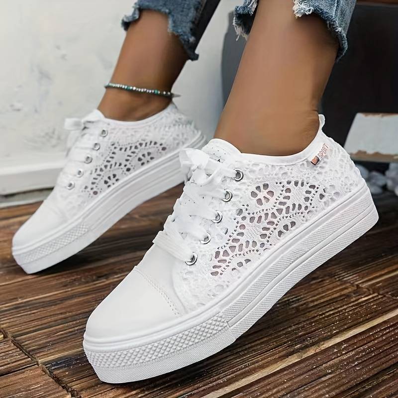 Två par kvinnors bekväma sneakers i svart och vitt med spets, sommarfavoriter.