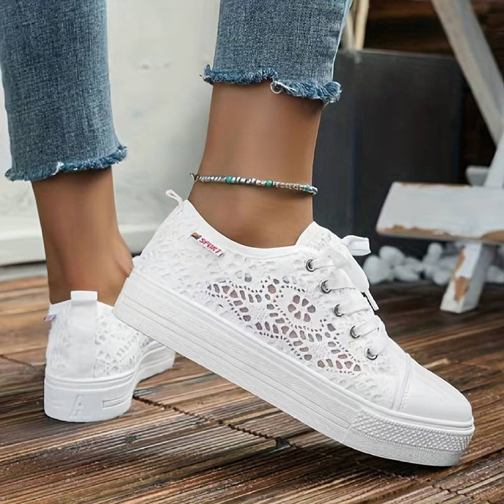 Helsotsbild av lätta svarta spetssneakers för kvinnor, modeskor för sommaren.