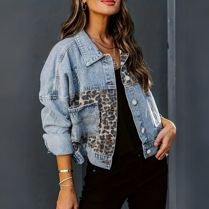 Mode leopardmönstrad jeansjacka för kvinnor, trendigt ytterplagg för en avslappnad look.