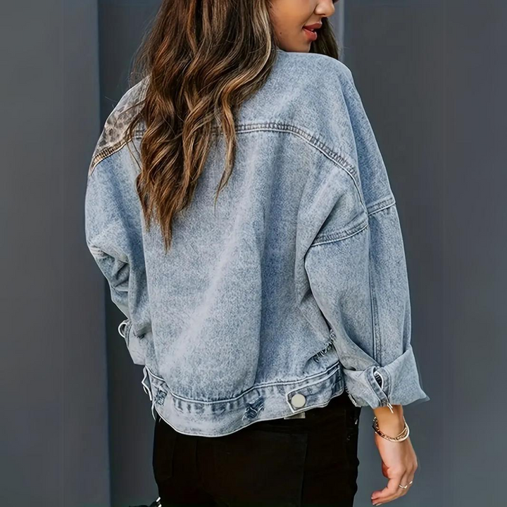 Kvinnlig modell bär en snygg leopardmönstrad jeansjacka, perfekt för mode och värme.