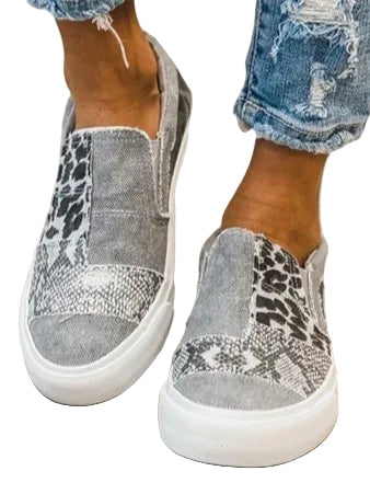 Kvinnors leopardmönstrade slip-on skor, vardagsskor i textil, perfekt för bekväm modestyling.