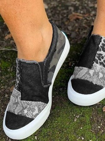 Närbild av stretchiga kvinnors slip-on skor med leopardmönster, idealiska som sommarskor.