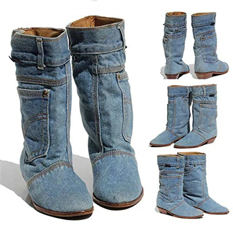 Detaljbild av mellanhöga dambootser i denim med tydliga veck och bekväm rundad tådesign.