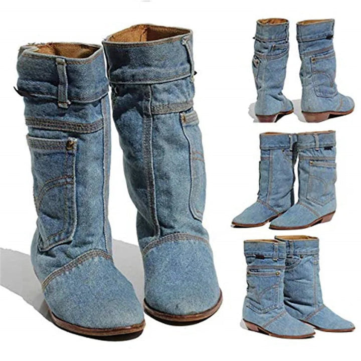 Detaljbild av mellanhöga dambootser i denim med tydliga veck och bekväm rundad tådesign.