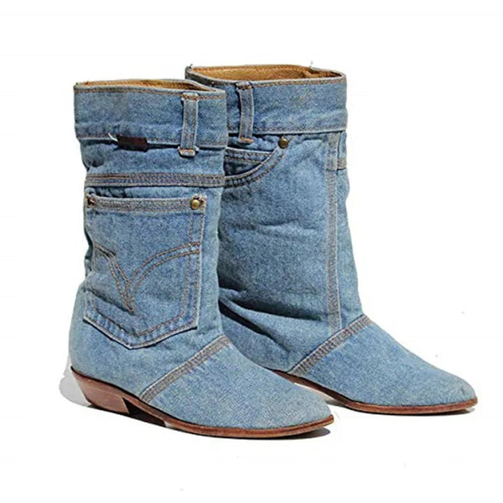 Avslappnade westerninspirerade jeansstövlar med hög skaft och platt klack, lämpliga för vår och höst.