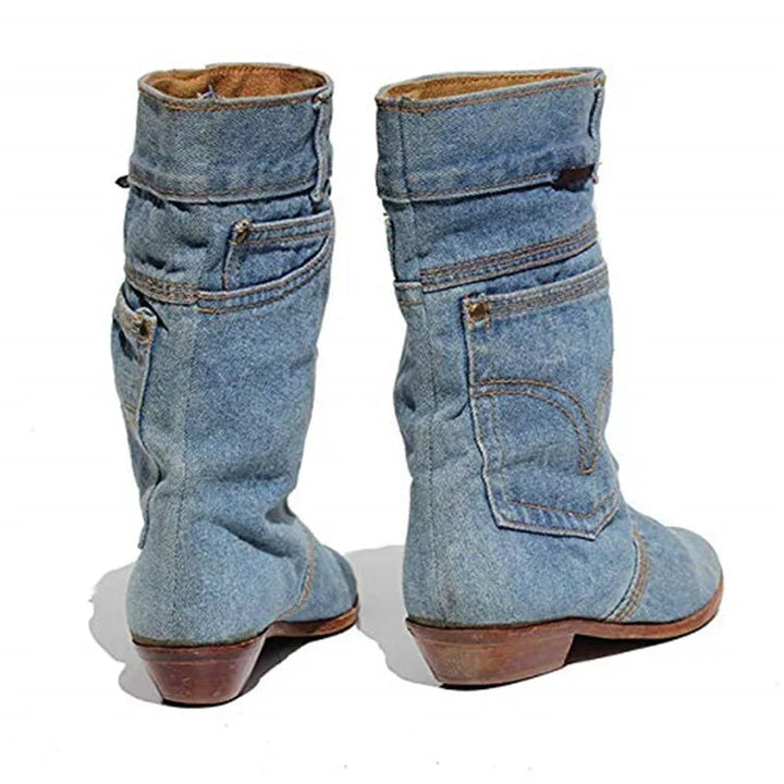 Snygga dambootser i denimstil med veckad ovandel och platt sula, idealiska för daglig användning.