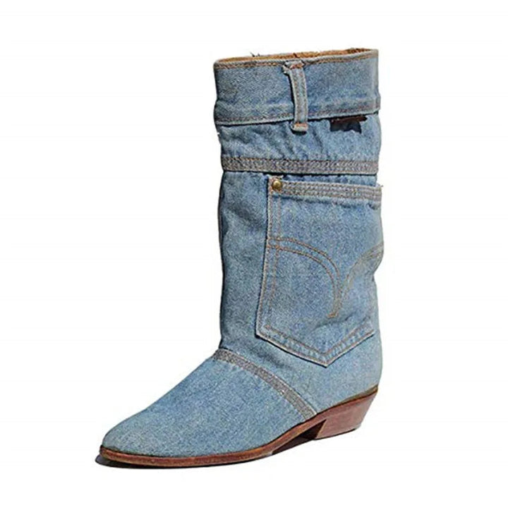 Par av mellanhöga jeansstövlar för dam, med klassisk rund tå och bekväm platt klack, sidovy.