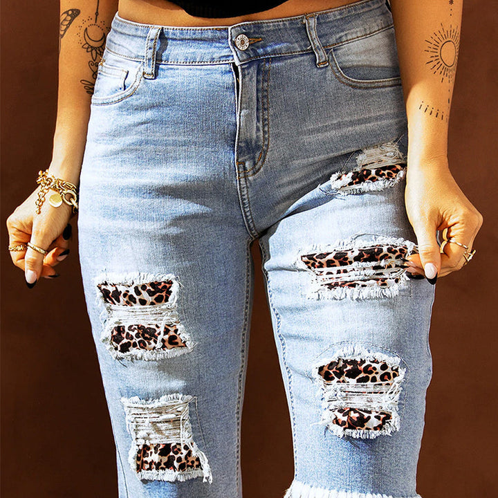 "Kvinnors ljusblå stretchiga jeans med leopardmönster, stilrena och bekväma för alla tillfällen."