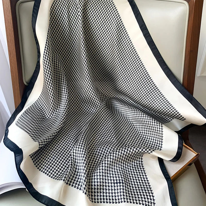 Elegant rutig sidenhalsduk. Kvinnors lyxiga modeaccessoar som passar varje stil.