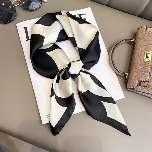 Chic fyrkantig sidenhalsduk, rutig design. Perfekt present, en stilren damaccessoar.