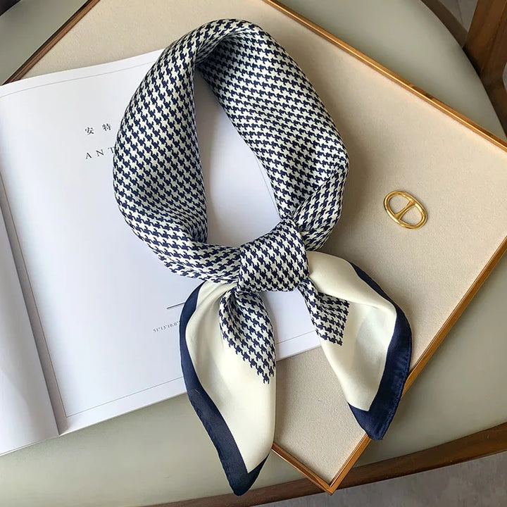 Fyrkantig damhalsduk i siden med rutigt mönster. En elegant och chic accessoar.