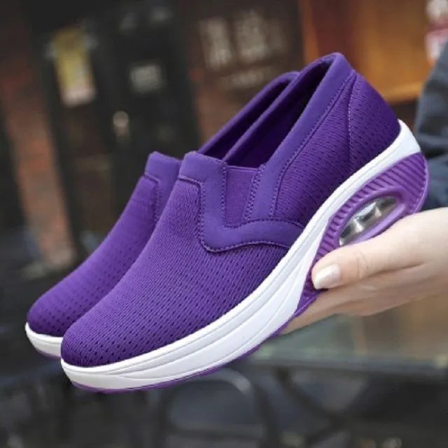 Stiliga vita kvinnors sneakers med textur, idealiska för både vår- och höstmode, optimerade för komfort.