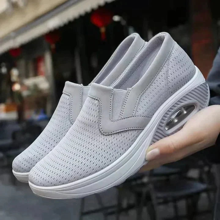 Kvinnors vardagssneakers i modern design, erbjuder stil och komfort, passar för en aktiv livsstil.