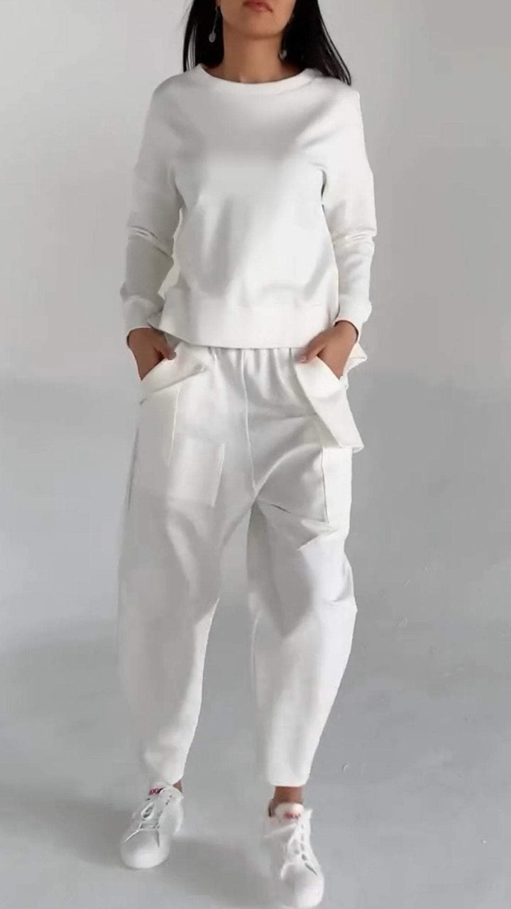 Kvinnors mjukt tvådelat set i beige, perfekt för hemmakläder och mysig avkoppling.