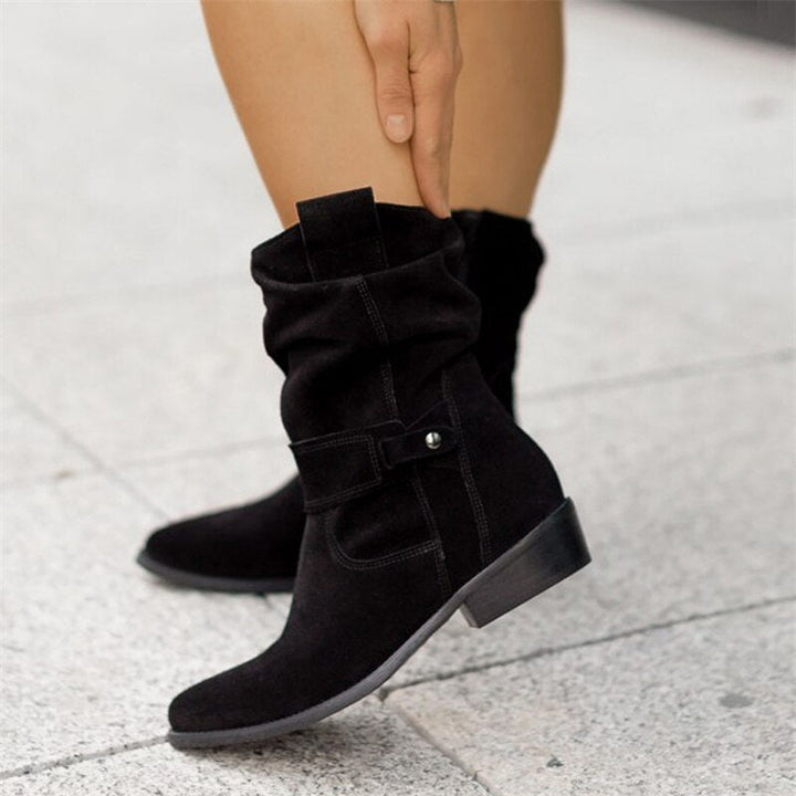 Eleganta damankelboots med låg klack och mandelformad tå för bekväm, chic stil.
