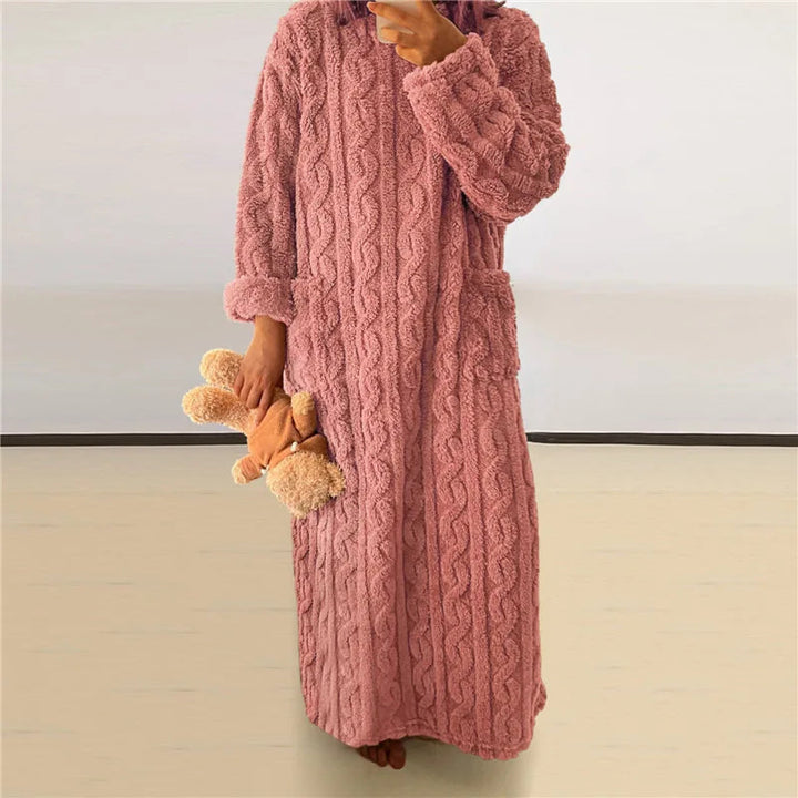 Lila mysig teddyklänning för kvinnor, perfekt som avkopplande hemmakläder.
